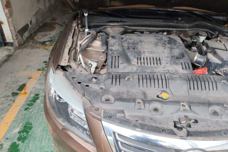 Used BYD G6 2013 2.0L Manual Luxury Version Engine Bay Right