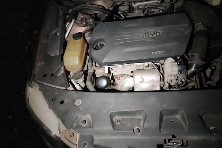 Used BYD G6 2013 1.5TI Manual Luxury Model Engine Bay Right
