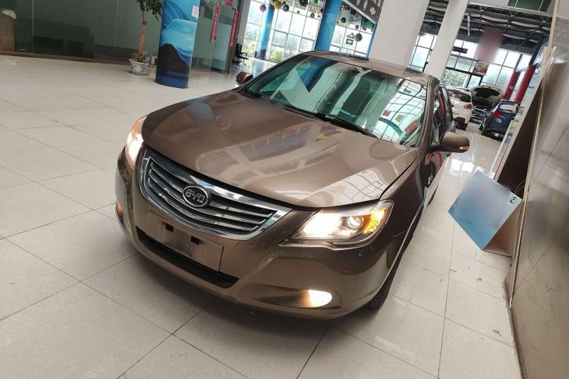 Used BYD G6 2013 1.5TI Manual Luxury Model Front Left 45 Deg