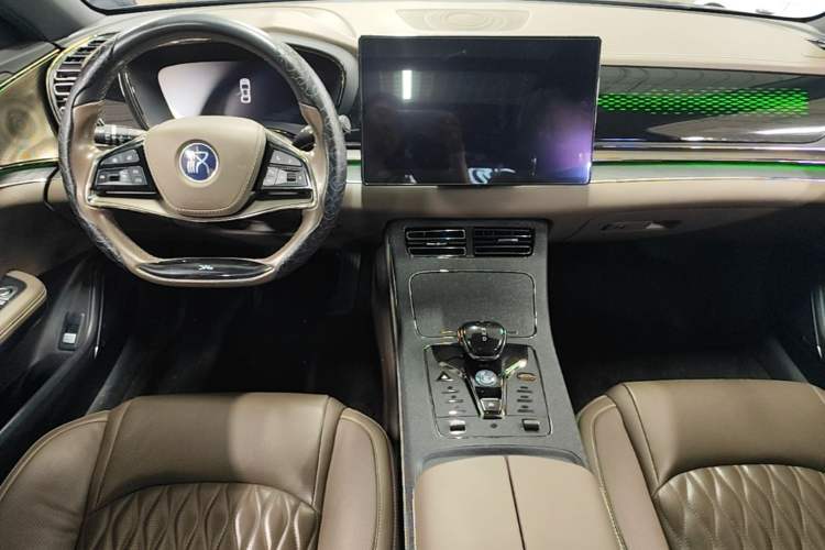 Used BYD Han 2020 DM Four-Wheel Drive Performance Edition Prestige Model Center Console