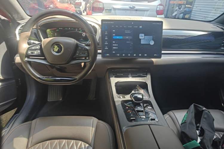 Used BYD Han 2020 DM Four-Wheel Drive Performance Edition Prestige Model Center Console