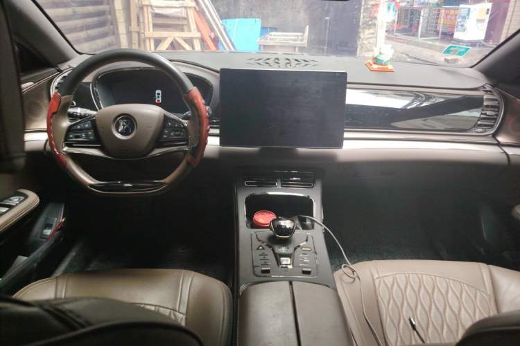 Used BYD Han 2020 DM Four-Wheel Drive Performance Edition Prestige Model Center Console