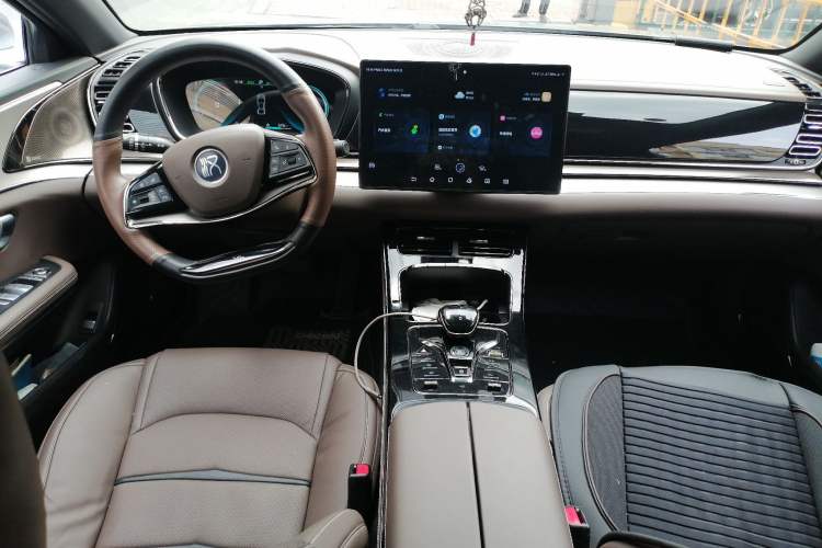 Used BYD Han 2020 DM Four-Wheel Drive Performance Edition Luxury Model Center Console