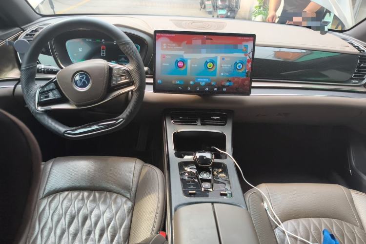 Used BYD Han 2020 DM Four-Wheel Drive Performance Edition Prestige Model Center Console
