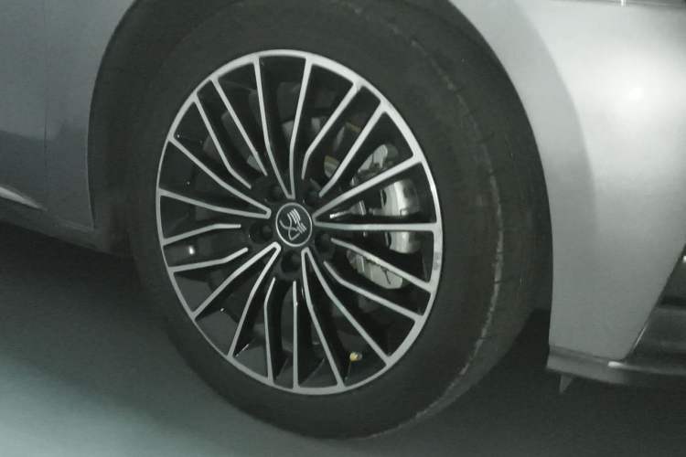 Used BYD Han 2020 DM Four-Wheel Drive Performance Edition Luxury Model Right Front Wheel Hub