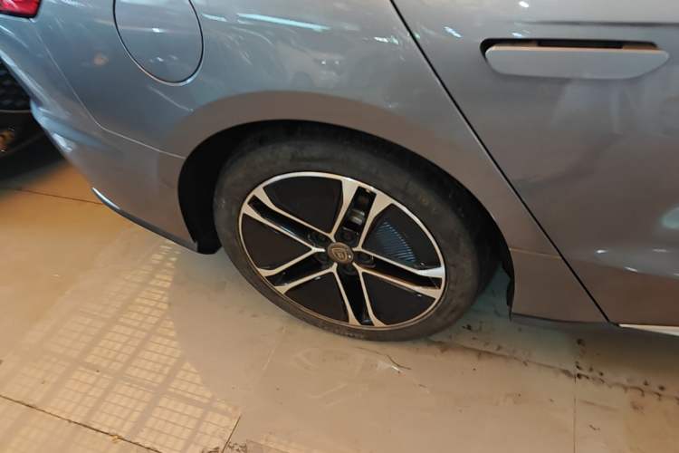 Used BYD Han 2020 EV Long-Range Deluxe Model Right Rear Wheel Hub