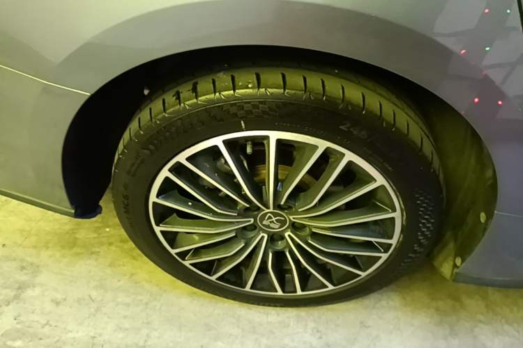 Used BYD Han 2020 DM Four-Wheel Drive Performance Edition Prestige Model Right Rear Wheel Hub