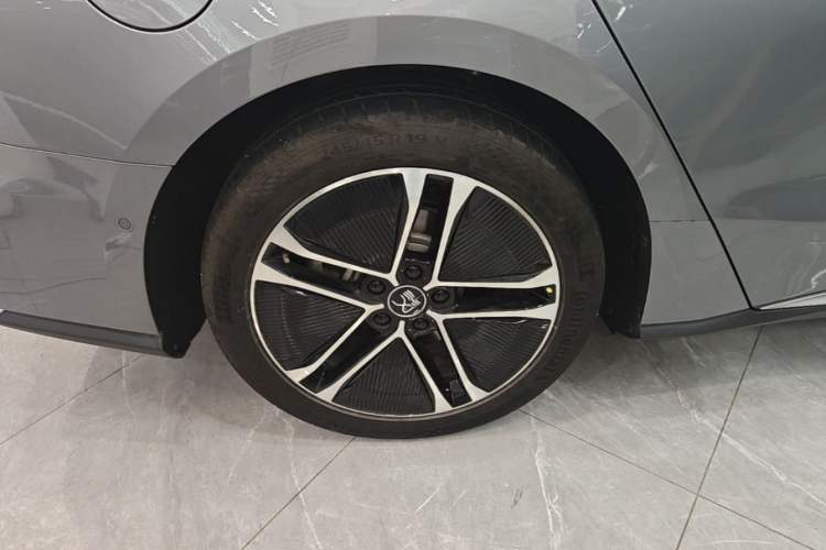 Used BYD Han 2020 EV Long-Range Deluxe Model Right Rear Wheel Hub