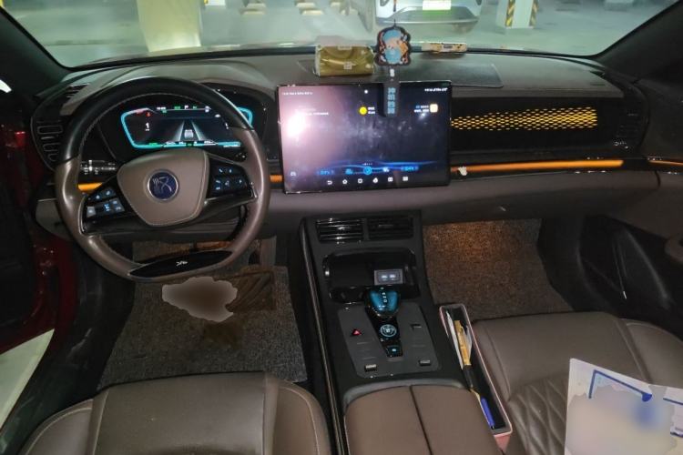 Used BYD Han 2020 DM Four-Wheel Drive Performance Edition Prestige Model Center Console
