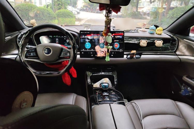 Used BYD Han 2020 DM Four-Wheel Drive Performance Edition Luxury Model Center Console