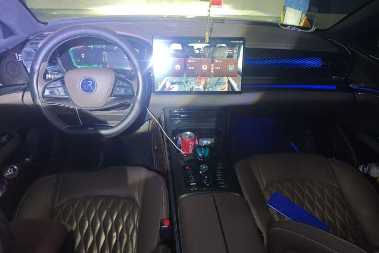 Used BYD Han 2020 DM Four-Wheel Drive Performance Edition Prestige Model Center Console