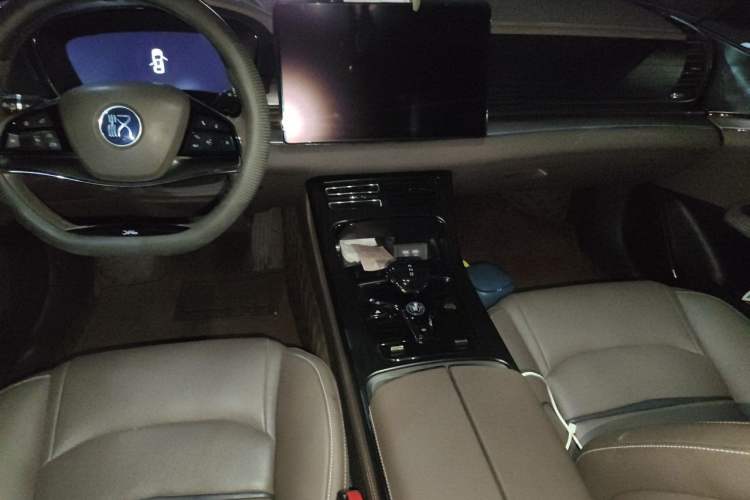 Used BYD Han 2020 DM Four-Wheel Drive Performance Edition Luxury Model Center Console