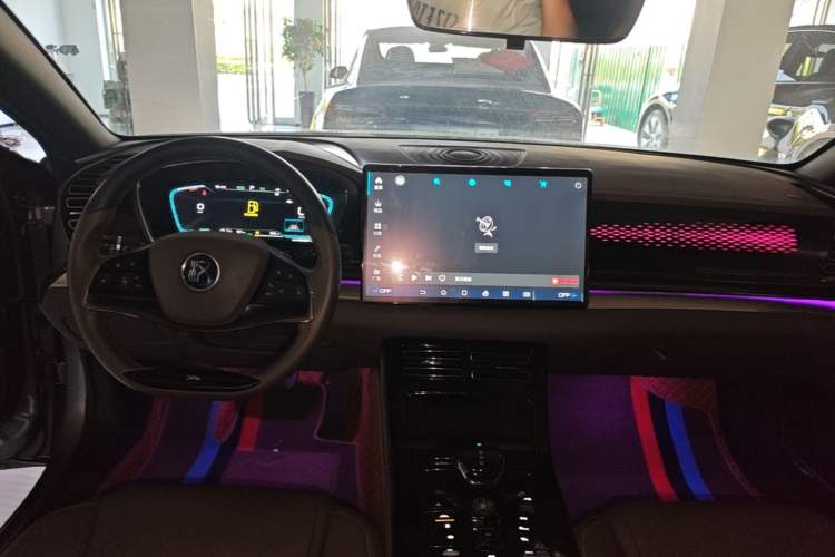 Used BYD Han 2020 DM Four-Wheel Drive Performance Edition Luxury Model Center Console