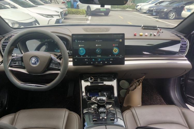 Used BYD Han 2020 DM Four-Wheel Drive Performance Edition Prestige Model Center Console
