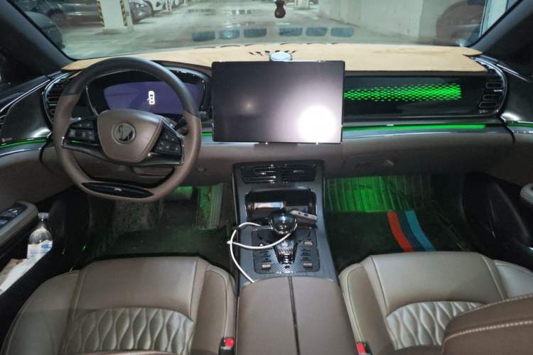 Used BYD Han 2020 DM Four-Wheel Drive Performance Edition Prestige Model Center Console