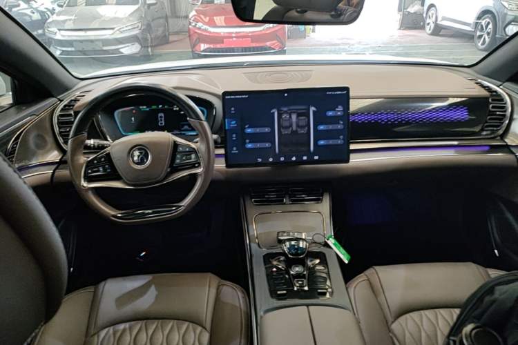 Used BYD Han 2020 DM Four-Wheel Drive Performance Edition Prestige Model Center Console