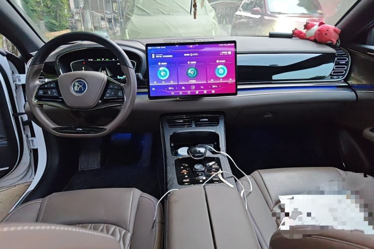 Used BYD Han 2020 DM Four-Wheel Drive Performance Edition Prestige Model Center Console