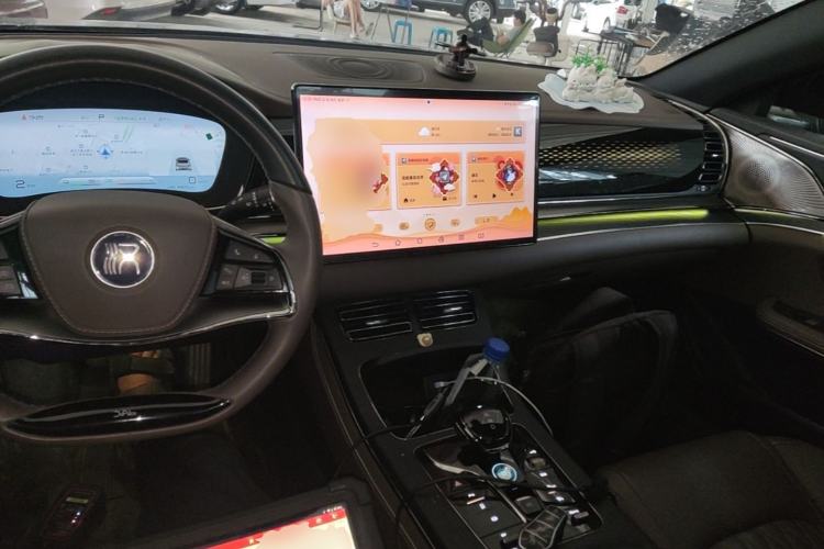 Used BYD Han 2022 DM-i 121KM Luxury Model Center Console