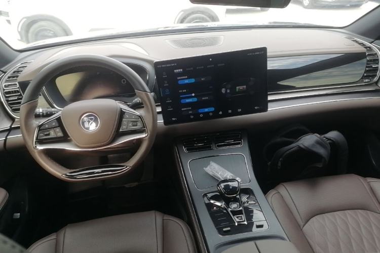 Used BYD Han 2022 DM-i 121KM Luxury Model Center Console