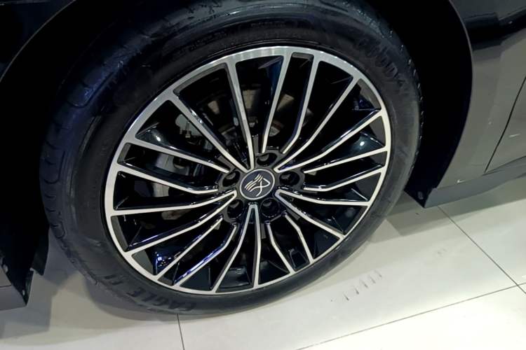 Used BYD Han 2022 DM-i 121KM Prestige Model Left Front Wheel Hub