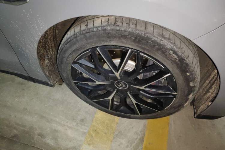 Used BYD Han 2022 EV Genesis Edition 610KM All-Wheel Drive Premium Model Right Front Wheel Hub
