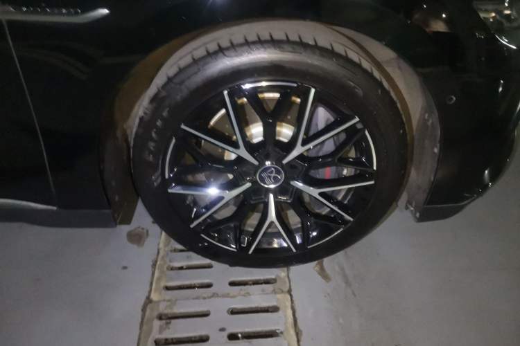Used BYD Han 2022 EV Genesis Edition 610KM All-Wheel Drive Premium Model Right Front Wheel Hub