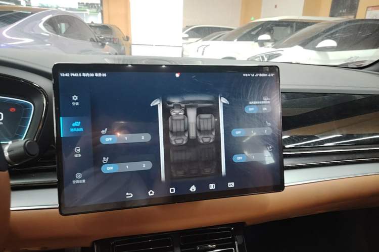 Used BYD Han 2022 EV Genesis Edition 715KM Front-Wheel-Drive Prestige Model Audio And AC Panel
