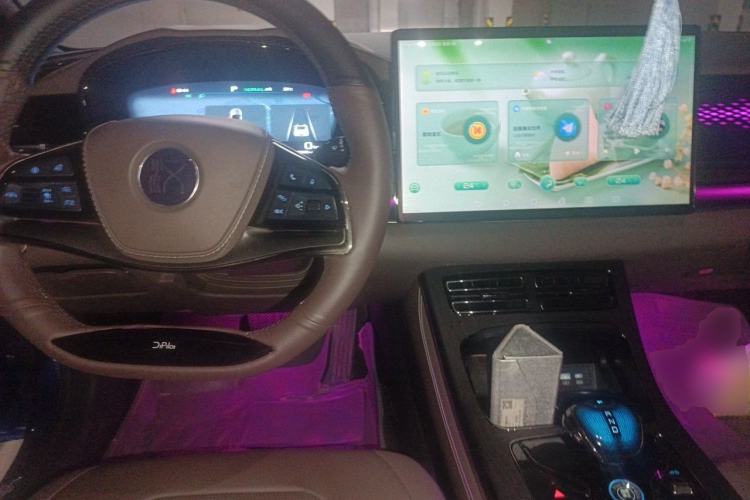 Used BYD Han 2022 DM-i 121KM Luxury Model Center Console