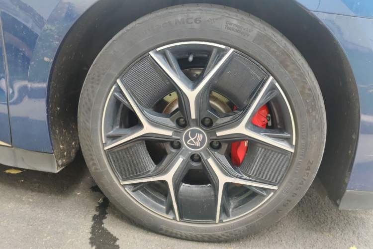 Used BYD Han 2022 DM-i 242km Flagship Model Right Front Wheel Hub