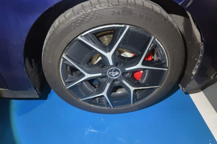 Used BYD Han 2022 EV Genesis Edition 715KM Front-Wheel-Drive Prestige Model Right Front Wheel Hub