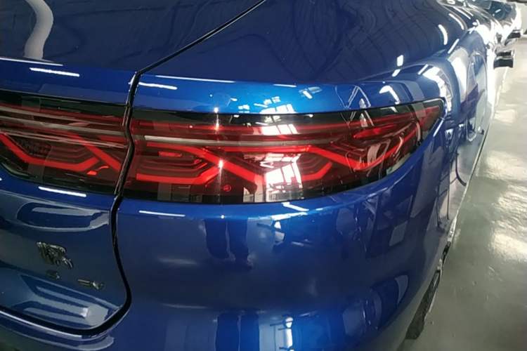 Used BYD Han 2022 EV Genesis Edition 715 km Front-Wheel-Drive Flagship Model Right Rear Taillight