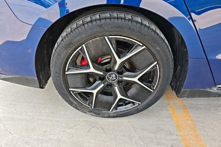 Used BYD Han 2022 DM-i 242km Flagship Model Right Rear Wheel Hub