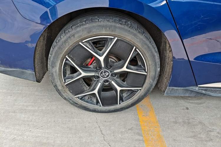 Used BYD Han 2022 DM-i 242km Flagship Model Right Rear Wheel Hub