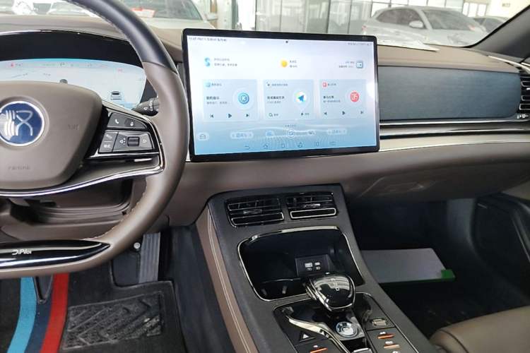 Used BYD Han 2022 EV Genesis Edition 715KM Front-Wheel-Drive Prestige Model Audio And AC Panel
