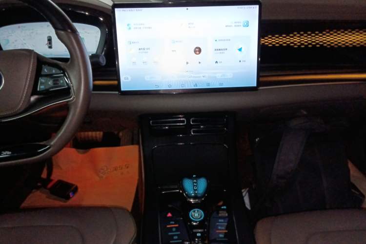 Used BYD Han 2022 DM-i 121KM Luxury Model Audio And AC Panel