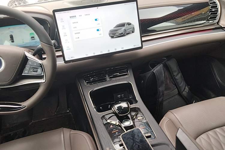 Used BYD Han 2022 DM-i 121KM Luxury Model Audio And AC Panel