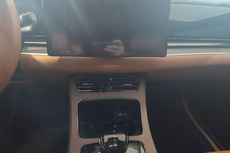 Used BYD Han 2022 DM-i 121KM Luxury Model Audio And AC Panel