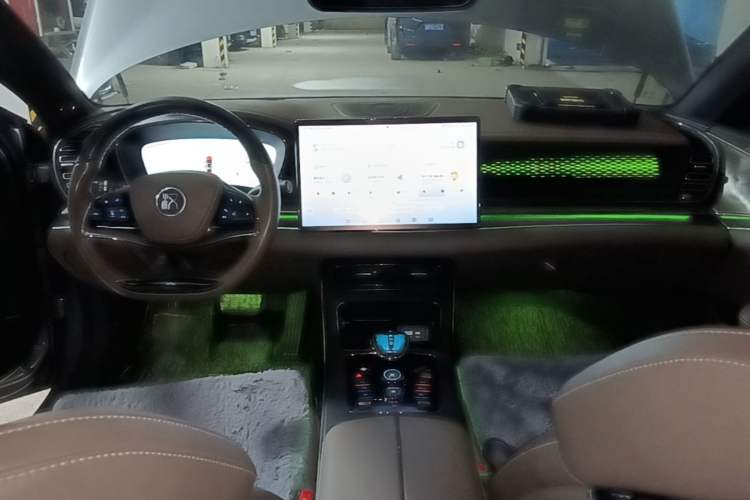 Used BYD Han 2022 EV Genesis Edition 715 km Front-Wheel-Drive Flagship Model Center Console