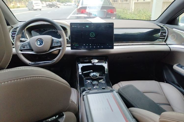 Used BYD Han 2022 EV Genesis Edition 715KM Front-Wheel-Drive Prestige Model Center Console
