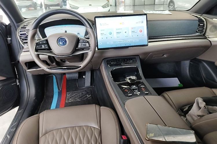 Used BYD Han 2022 EV Genesis Edition 715KM Front-Wheel-Drive Prestige Model Center Console