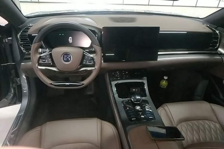 Used BYD Han 2022 DM-i 121KM Luxury Model Center Console