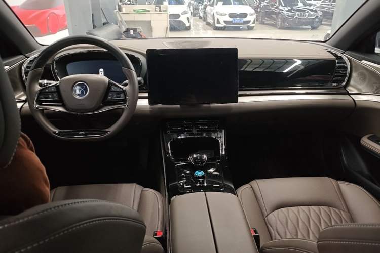 Used BYD Han 2022 EV Genesis Edition 715KM Front-Wheel-Drive Prestige Model Center Console