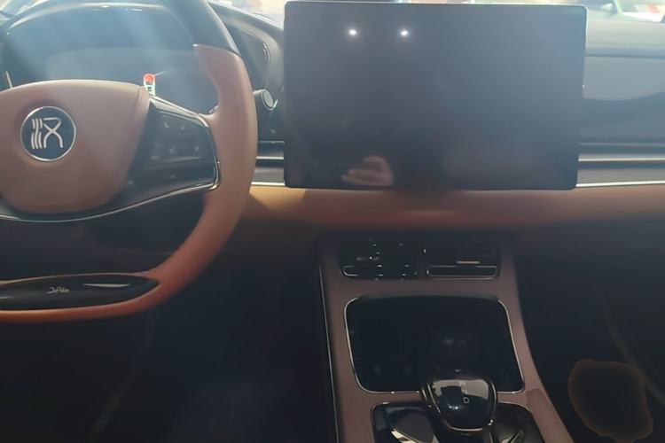 Used BYD Han 2022 DM-i 121KM Luxury Model Center Console