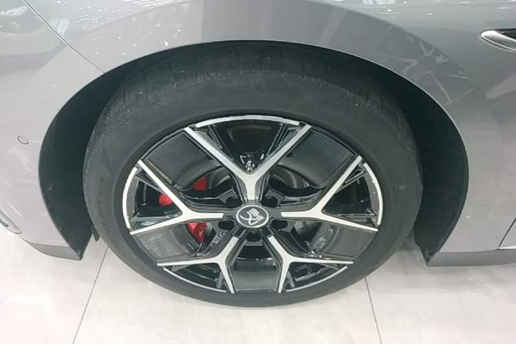 Used BYD Han 2022 EV Genesis Edition 715 km Front-Wheel-Drive Flagship Model Left Front Wheel Hub