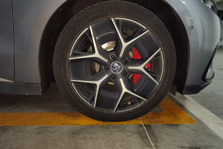 Used BYD Han 2022 EV Genesis Edition 715 km Front-Wheel-Drive Flagship Model Right Front Wheel Hub