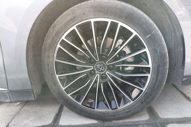 Used BYD Han 2022 DM-i 121KM Prestige Model Right Front Wheel Hub