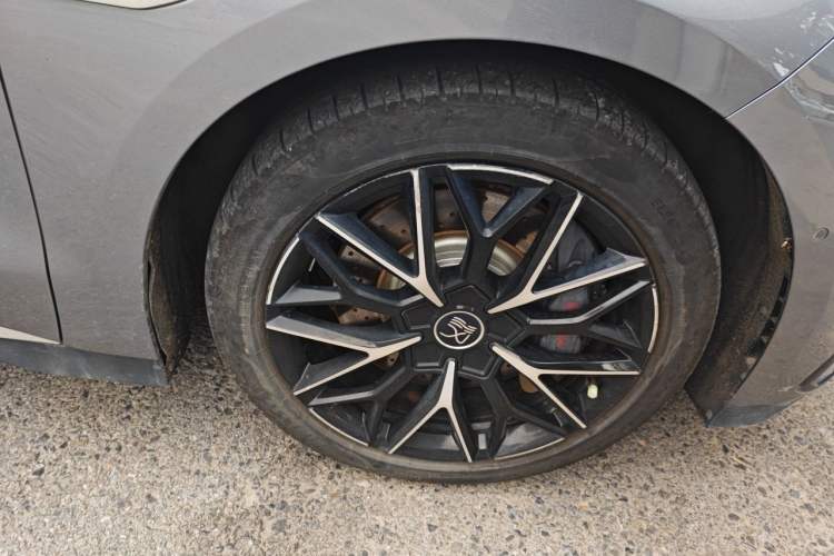 Used BYD Han 2022 EV Genesis Edition 610KM All-Wheel Drive Premium Model Right Front Wheel Hub