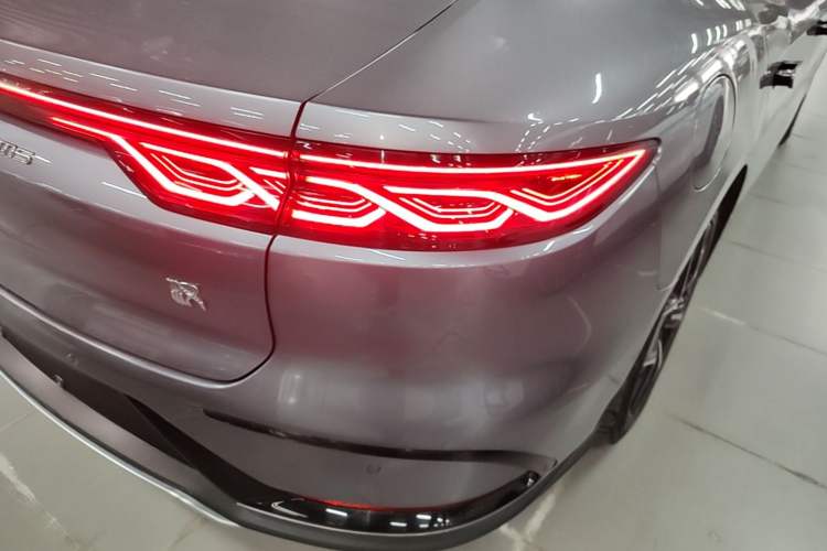 Used BYD Han 2022 EV Genesis Edition 715 km Front-Wheel-Drive Flagship Model Right Rear Taillight