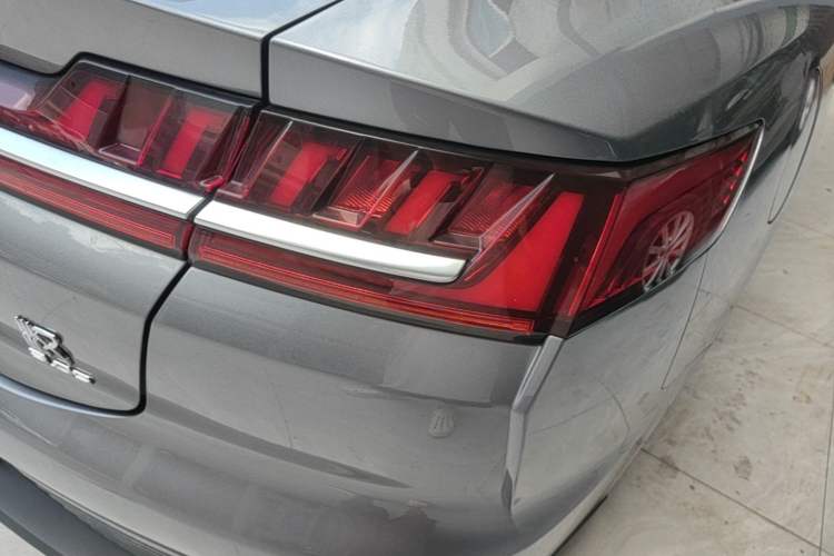 Used BYD Han 2022 EV Genesis Edition 715KM Front-Wheel-Drive Prestige Model Right Rear Taillight