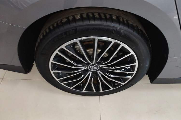 Used BYD Han 2022 DM-i 121KM Luxury Model Right Rear Wheel Hub